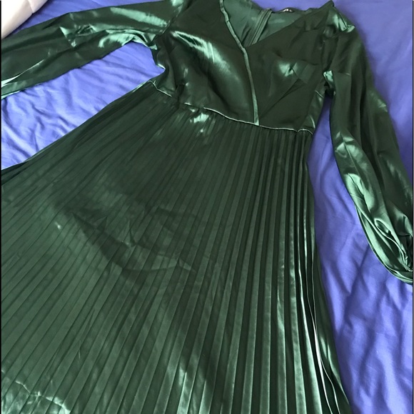 Green satin dress - Picture 4 of 11